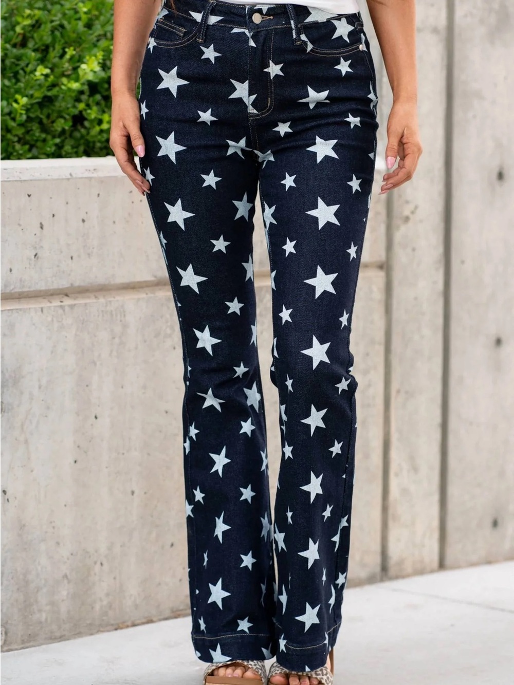Judy Blue Star Print Dark Denim Flared Jeans NWT various sizes - Picture 2 of 4